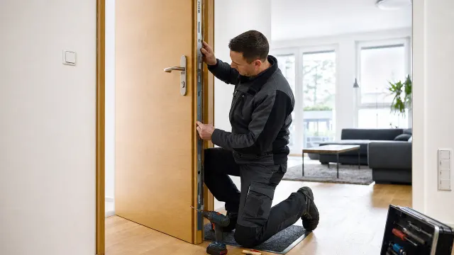 Nachrüstung einer Mehrfachverriegelung an der Haustür durch Schlüsseldienst-Techniker in Dortmund